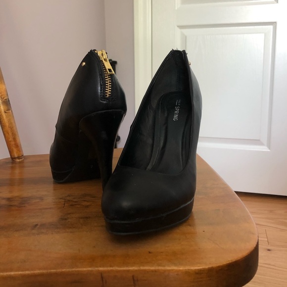 Black 5in. Pumps with gold details - Picture 3 of 3